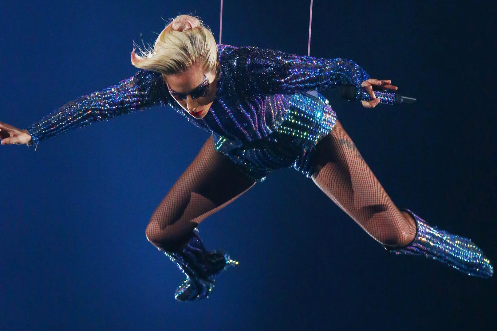 Lady Gaga seilt sich vom Stadiondach ab.