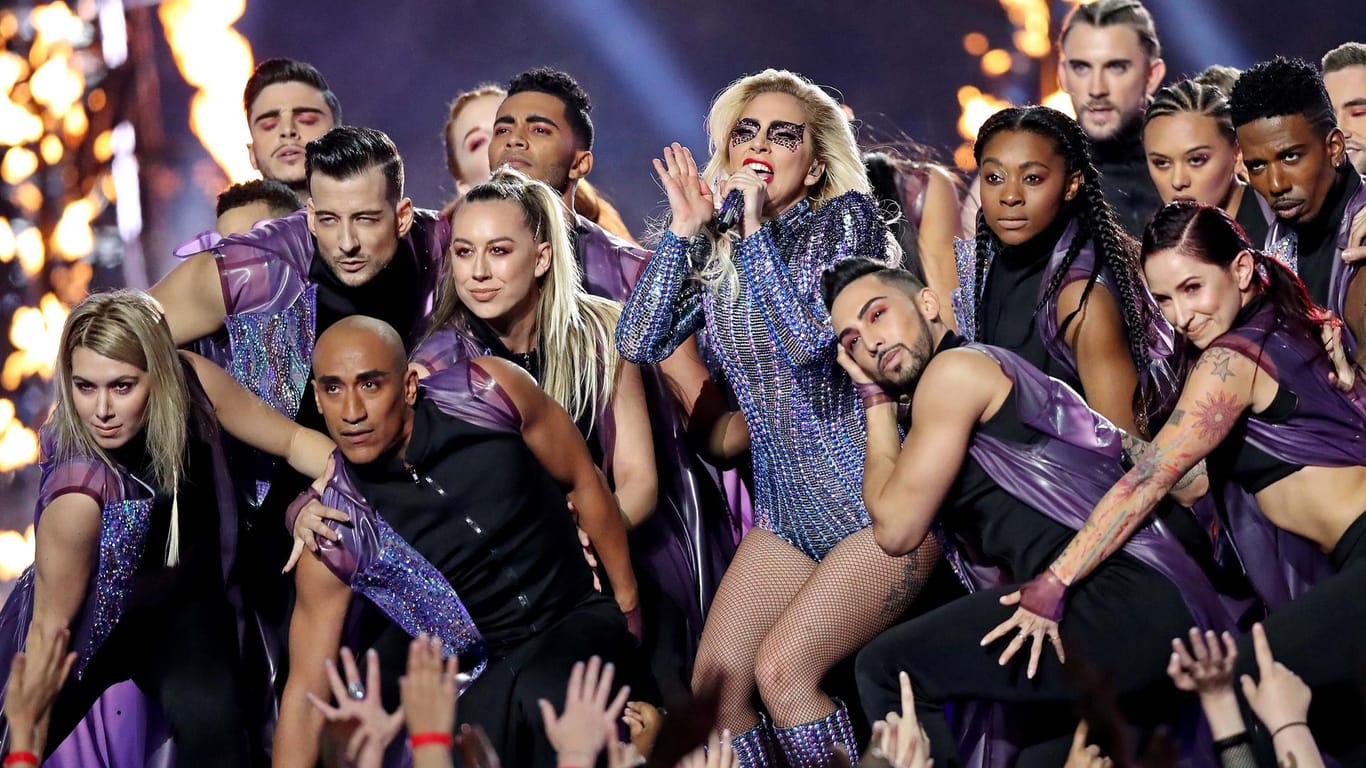 Lady Gaga inmitten ihrer Tänzer.