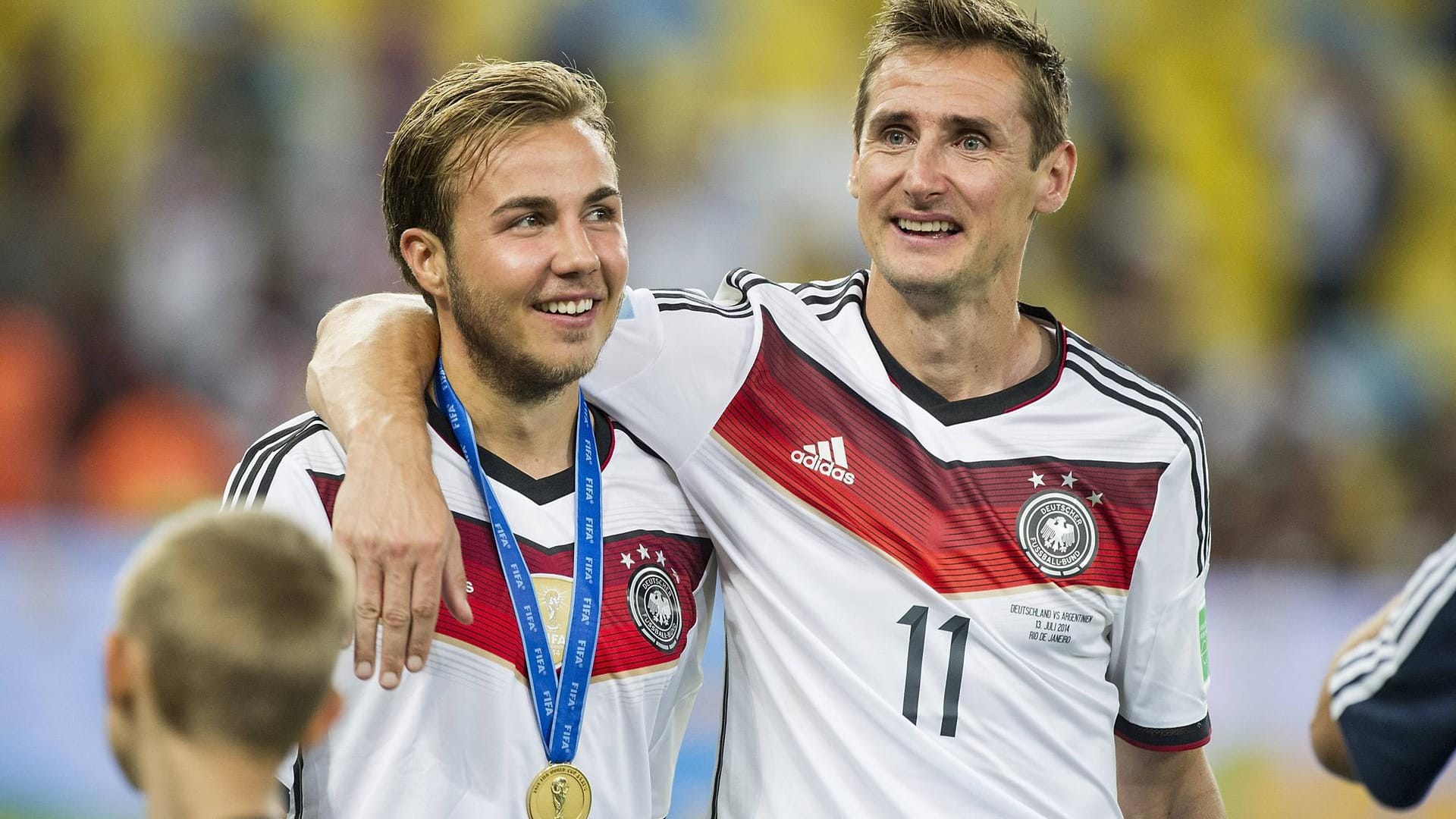 Archivbild von 2014: Mario Götze (links) und Miroslav Klose jubeln über den WM-Titel.