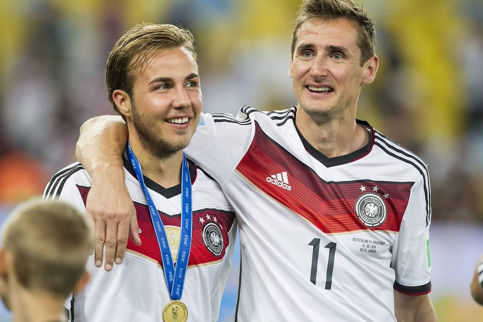 Archivbild von 2014: Mario Götze (links) und Miroslav Klose jubeln über den WM-Titel.