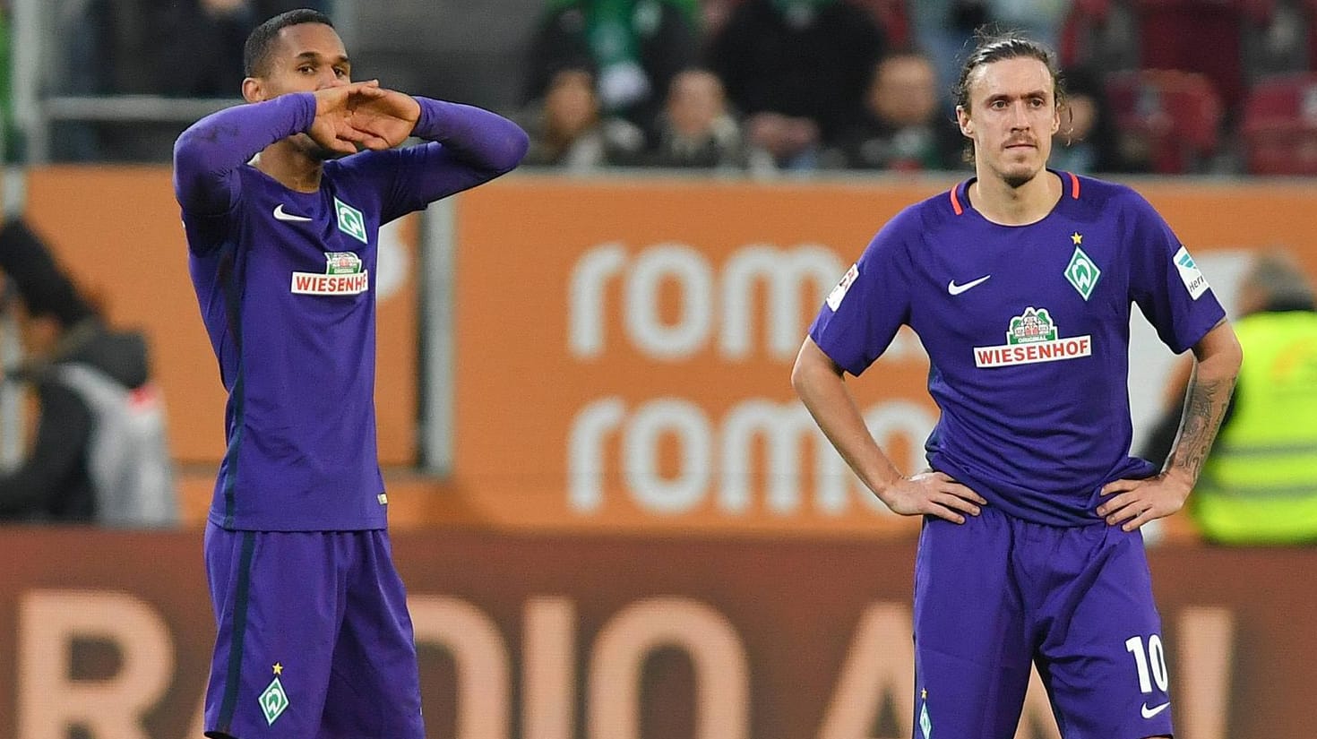 Lange Gesichter: Nach der Pleite in Augsburg sind Theodor Gebre Selassie (li.) und Max Kruse bedient.
