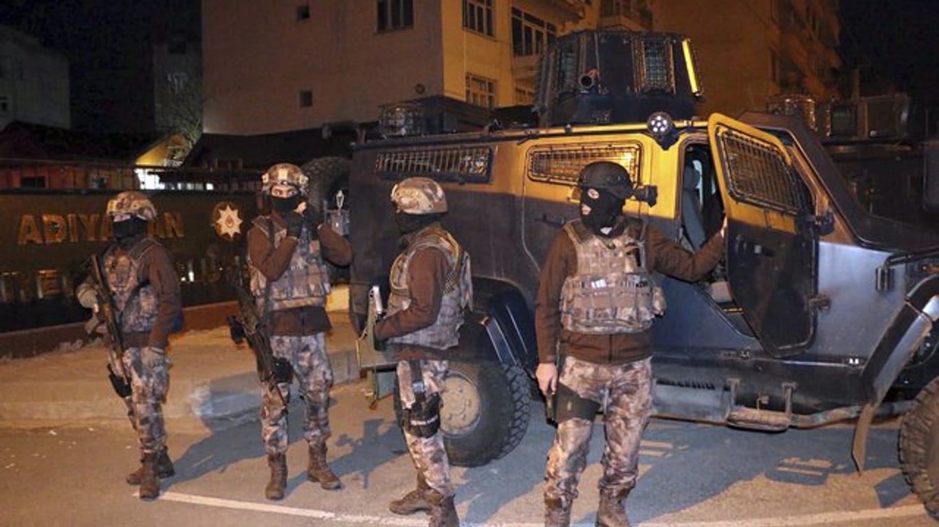 Mit Razzien in mehreren Städten und Provinzen der Türkei ist die Polizei gegen die Terrormiliz Islamischer Staat vorgegangen.