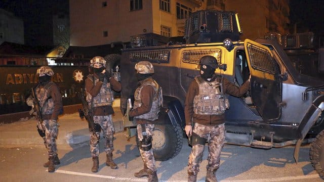 Mit Razzien in mehreren Städten und Provinzen der Türkei ist die Polizei gegen die Terrormiliz Islamischer Staat vorgegangen. Mit Razzien in mehreren Städten und Provinzen der Türkei ist die Polizei gegen die Terrormiliz Islamischer Staat vorgegangen.