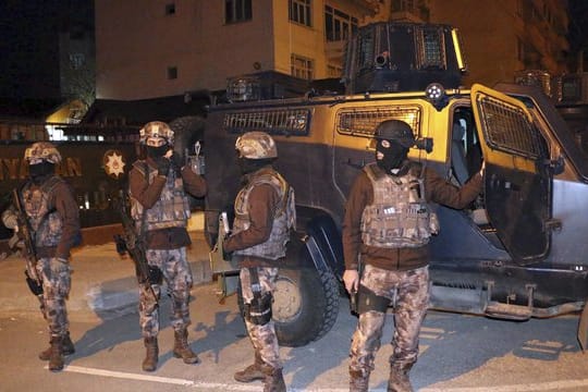 Mit Razzien in mehreren Städten und Provinzen der Türkei ist die Polizei gegen die Terrormiliz Islamischer Staat vorgegangen.