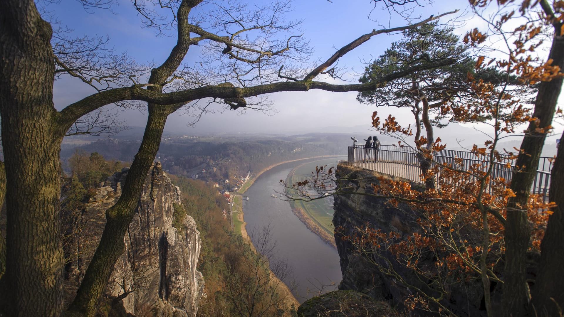 Diese Besucher durften den Blick von der Bastei-Aussicht noch erleben. Doch jetzt bleibt die Plattform für immer zu.