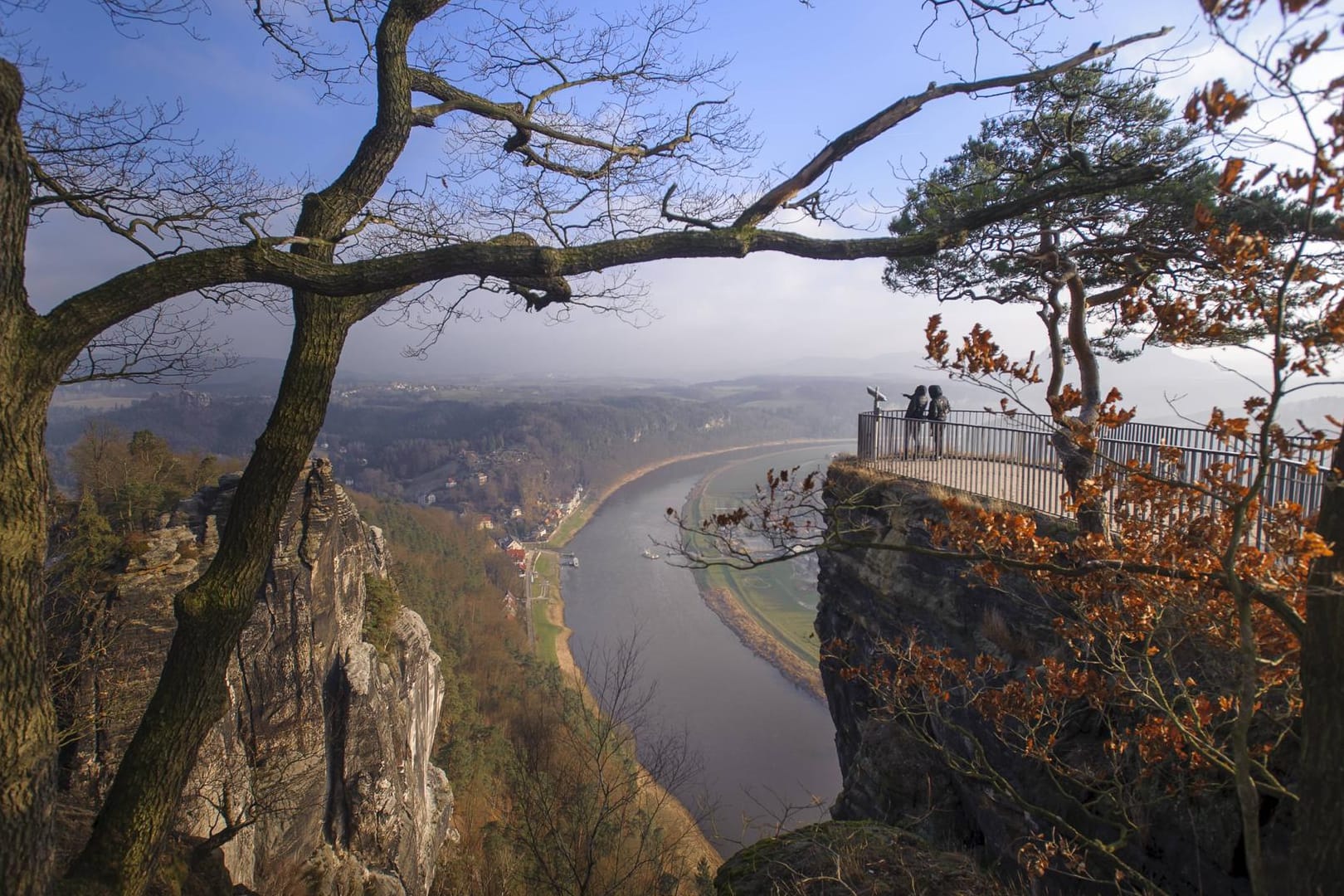 Diese Besucher durften den Blick von der Bastei-Aussicht noch erleben. Doch jetzt bleibt die Plattform für immer zu.