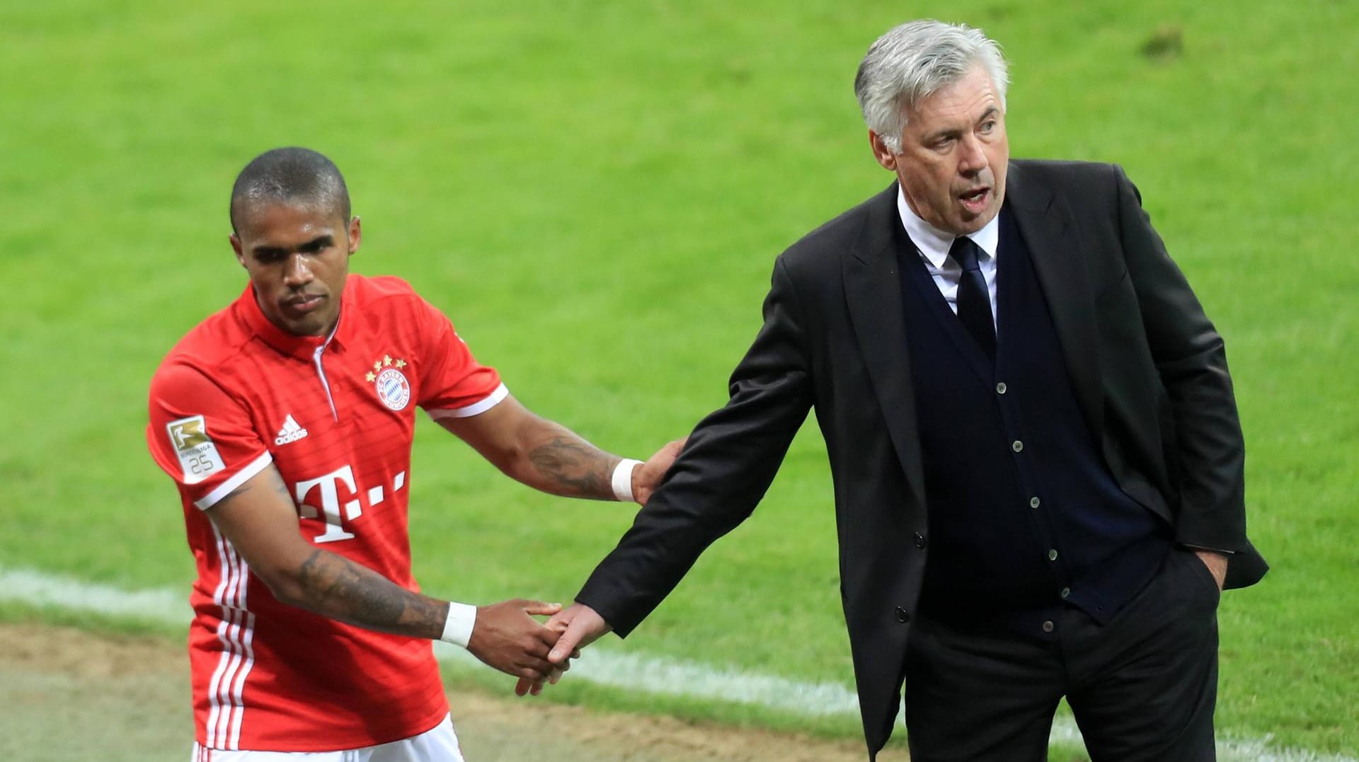 Ist Douglas Costa (li.) beim FC Bayern unglücklich? Trainer Carlo Ancelotti macht sich da keine Sorgen. Ist Douglas Costa (li.) beim FC Bayern unglücklich? Trainer Carlo Ancelotti macht sich da keine Sorgen.