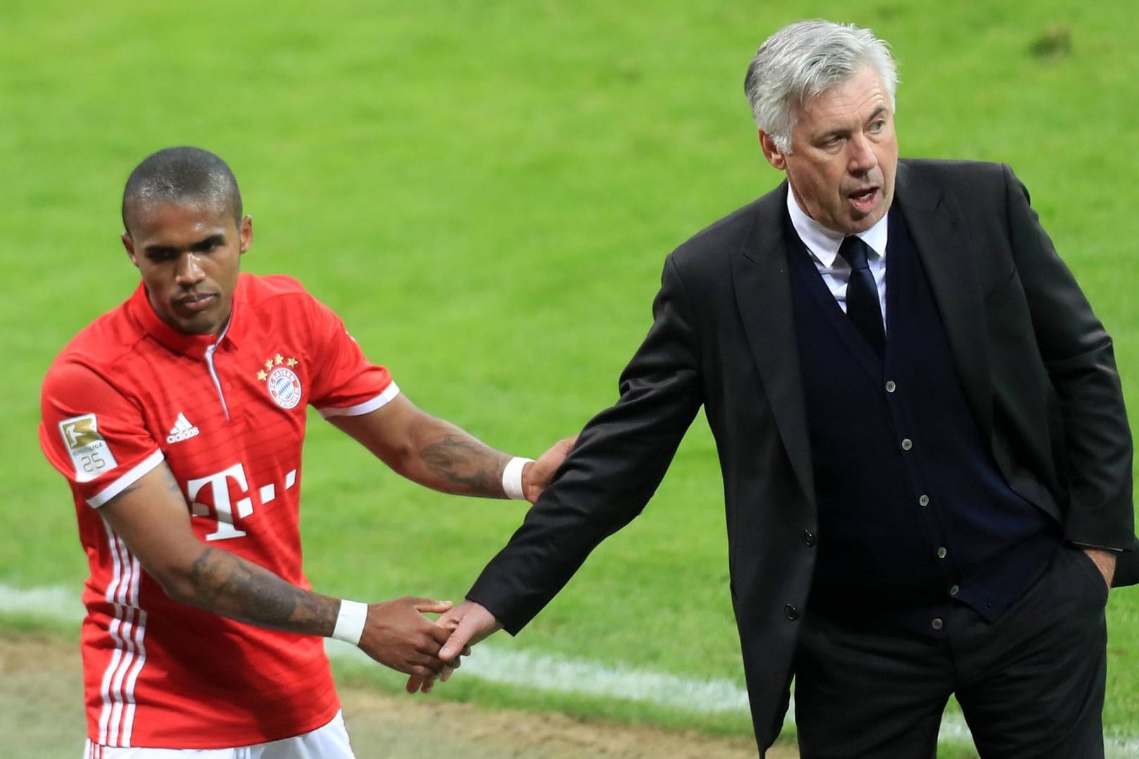Ist Douglas Costa (li.) beim FC Bayern unglücklich? Trainer Carlo Ancelotti macht sich da keine Sorgen.