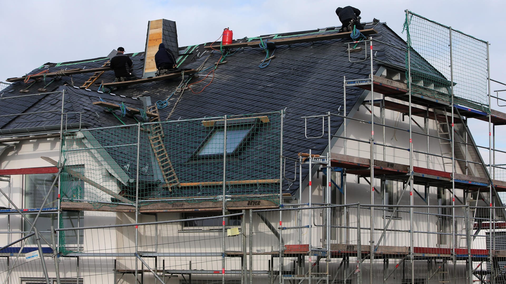 Hausbau: Die Zinsflaute macht Bausparkassen das Leben schwer. Das bekommen auch immer mehr Kunden zu spüren.