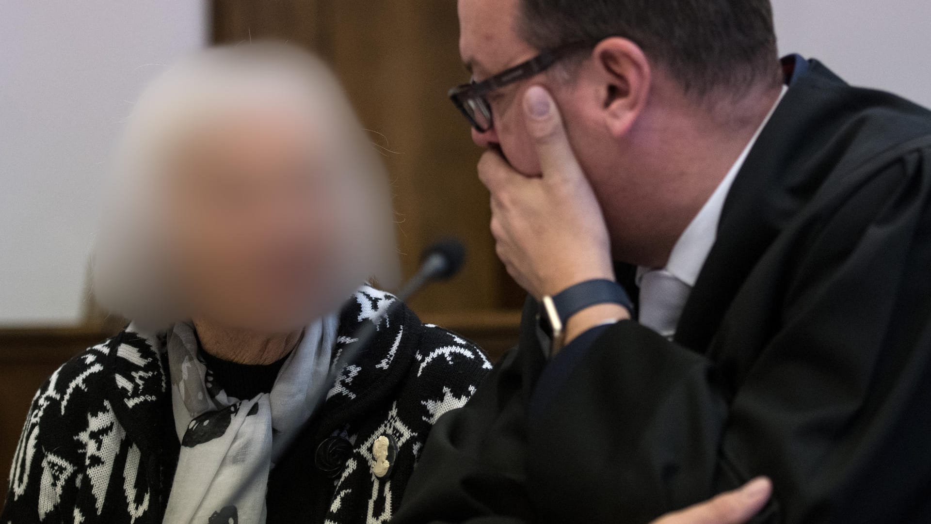 Eine alte Dame ist in Aurich wegen erpresserischen Menschenraubs und besonders schwerer räuberischer Erpressung verurteilt worden. Eine alte Dame ist in Aurich wegen erpresserischen Menschenraubs und besonders schwerer räuberischer Erpressung verurteilt worden.