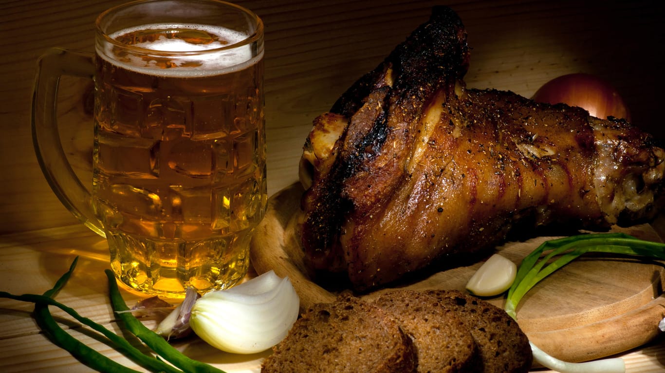 Schweinshaxe mit Roggenbrot – ein typisch tschechisches Gericht, wozu man sich auch ein Bier schmecken lässt.