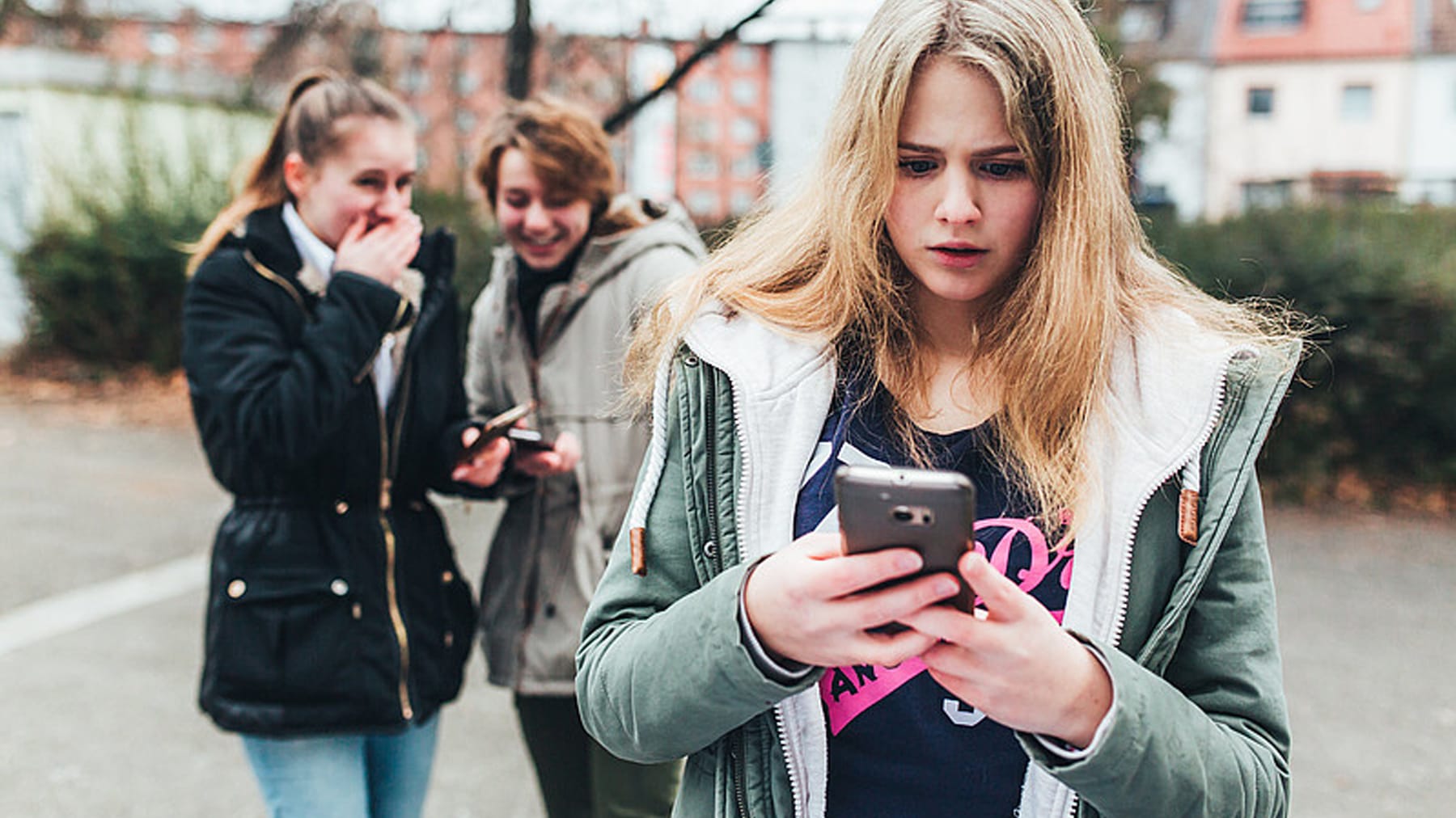 Cybermobbing: Gemeinheiten der Mitschüler verbreitet sich rasant über soziale Medien und Messenger.