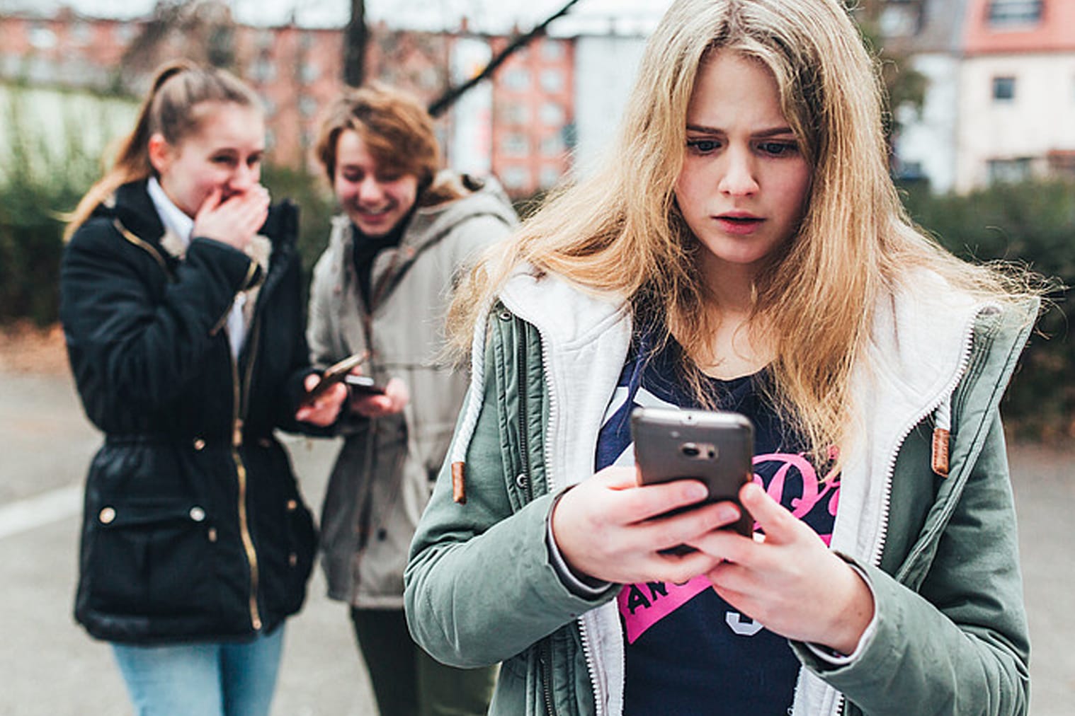 Cybermobbing: Gemeinheiten der Mitschüler verbreitet sich rasant über soziale Medien und Messenger.