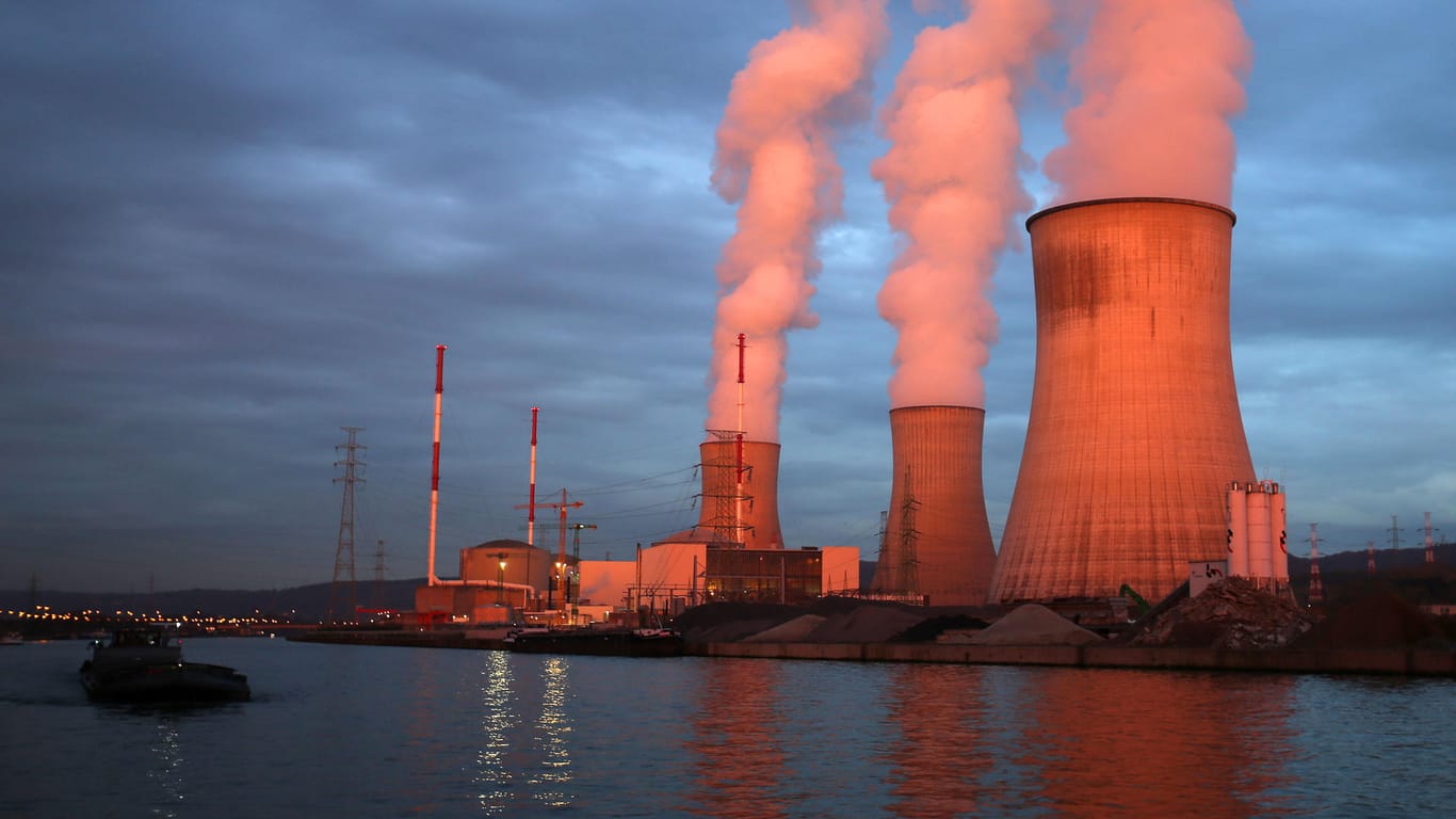 Dampf steigt aus dem Atomkraftwerk Tihange in Belgien. Zwei Reaktoren wurden abgeschaltet.