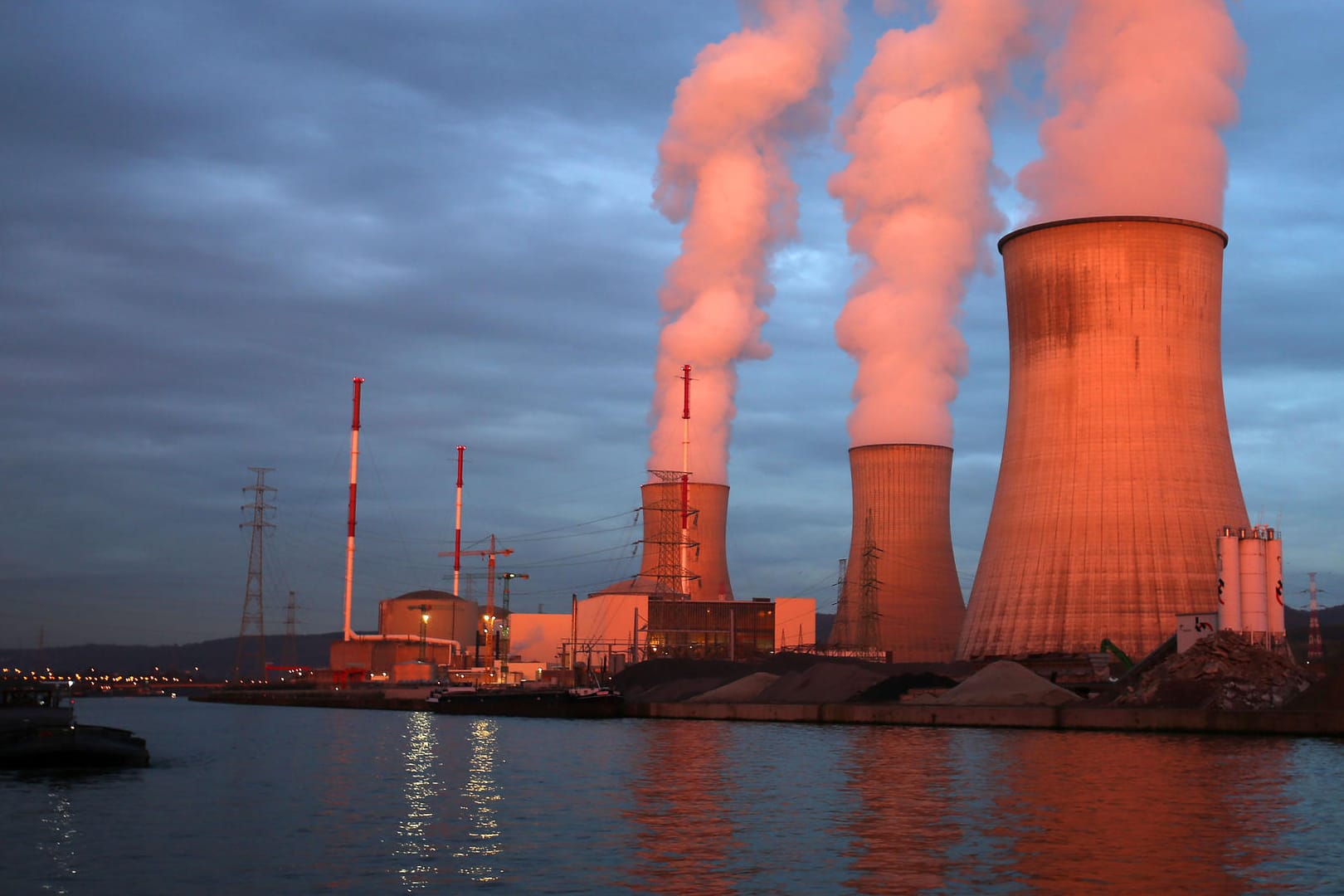 Dampf steigt aus dem Atomkraftwerk Tihange in Belgien. Zwei Reaktoren wurden abgeschaltet.