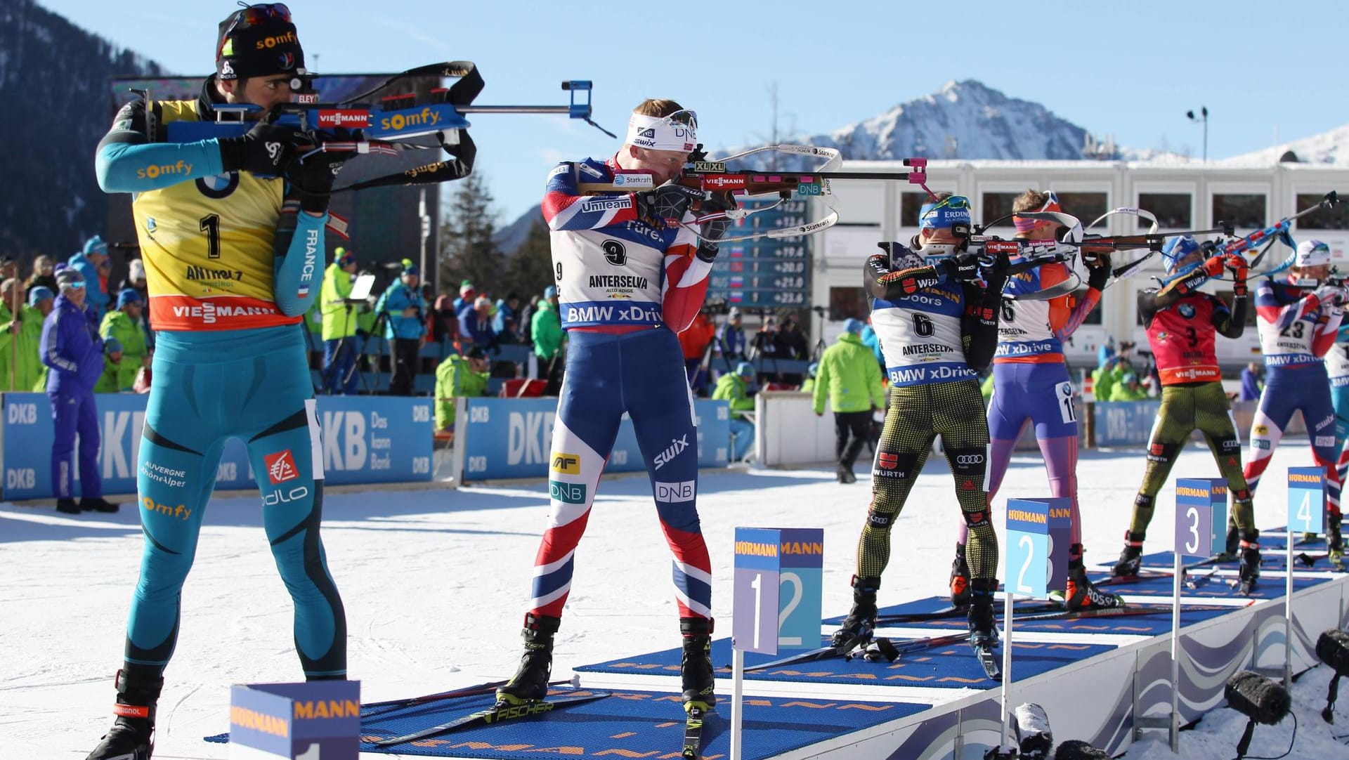 Viel Betrieb am Schießstand (im gelben Trikot der Franzose Martin Fourcade)