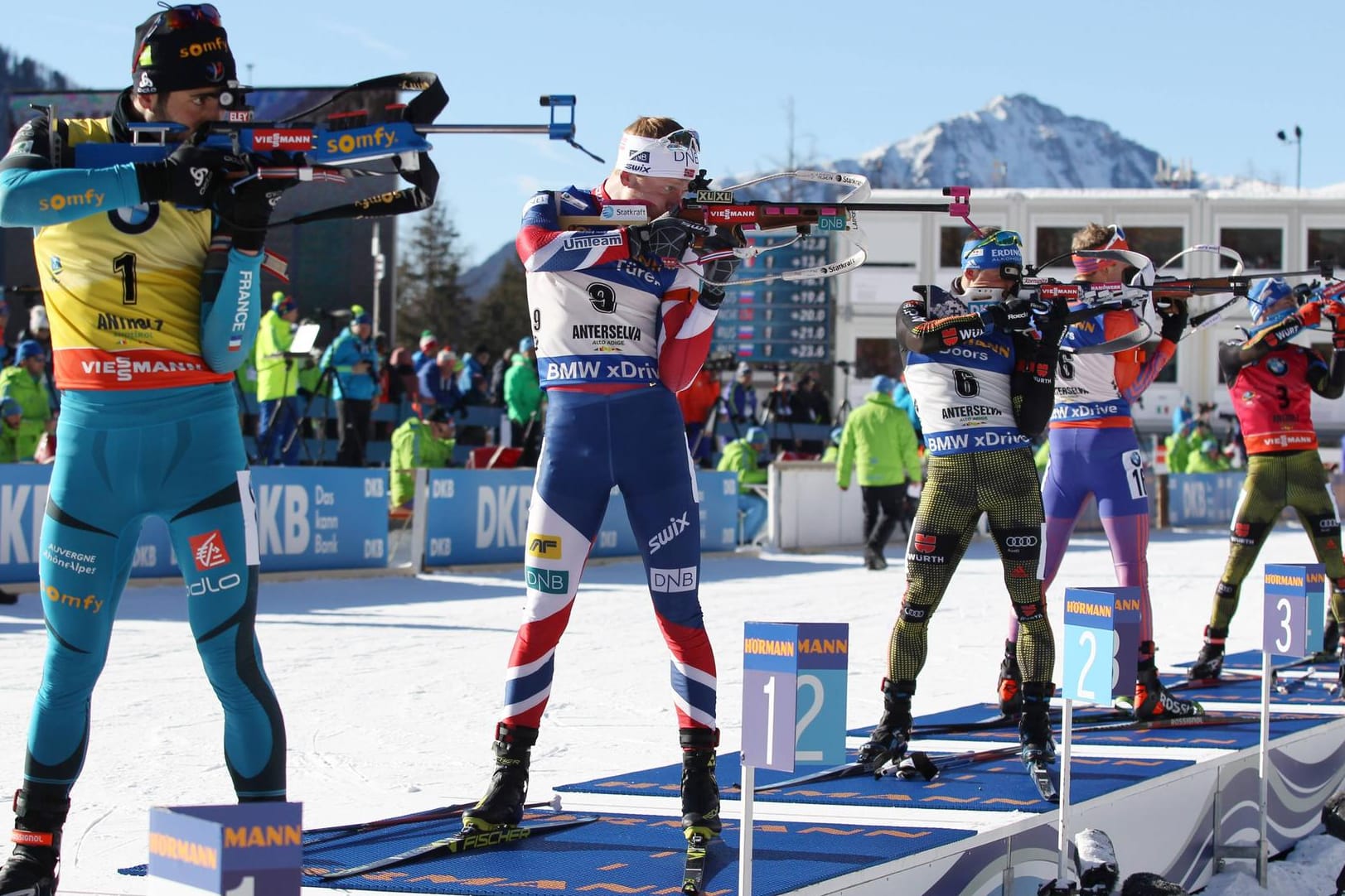 Viel Betrieb am Schießstand (im gelben Trikot der Franzose Martin Fourcade)