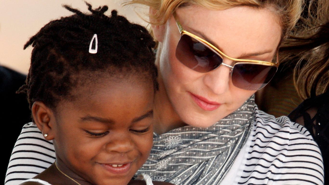 Madonna mit Adoptivtochter Mercy James im Jahr 2010 in Malawi. Nun möchte die Sängerin erneut zwei Kinder aus Malawi adoptieren.