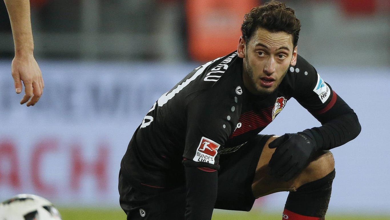 Aufgrund der Sperre kann Mittelfeldspieler Hakan Calhanoglu in dieser Saison nicht mehr für Bayer Leverkusen spielen.