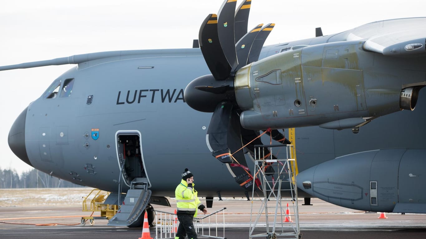 Der Airbus A400M von Verteidigungsministerin Ursula von der Leyen steht mit defektem Triebwerk auf dem Flughafen Kaunas in Litauen.