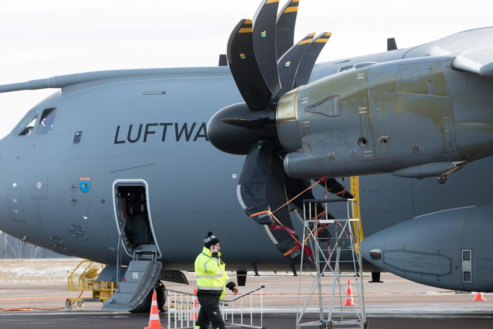 Der Airbus A400M von Verteidigungsministerin Ursula von der Leyen steht mit defektem Triebwerk auf dem Flughafen Kaunas in Litauen.