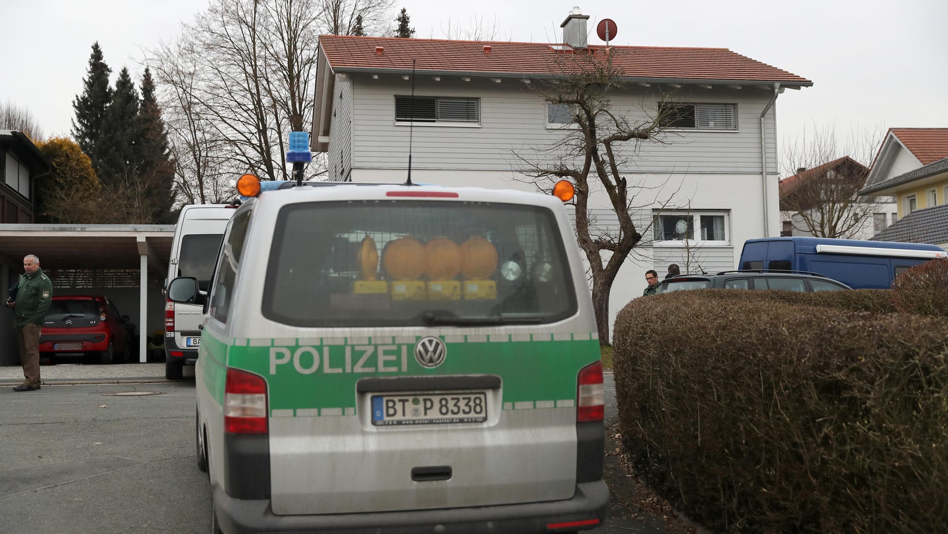 In einem Einfamilienhaus in Oberfranken sind drei Leichen gefunden worden.