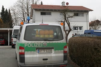 In einem Einfamilienhaus in Oberfranken sind drei Leichen gefunden worden.