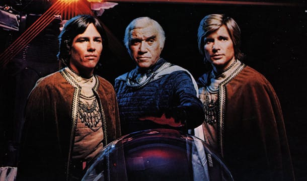 Richard Hatch (links) mit seinen Kollegen Lorne Greene und Dirk Benedict in "Kampfstern Galactica".