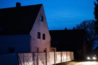 In diesem Haus in Höxter-Bosseborn soll ein Paar zwei Frauen grausam misshandelt haben.