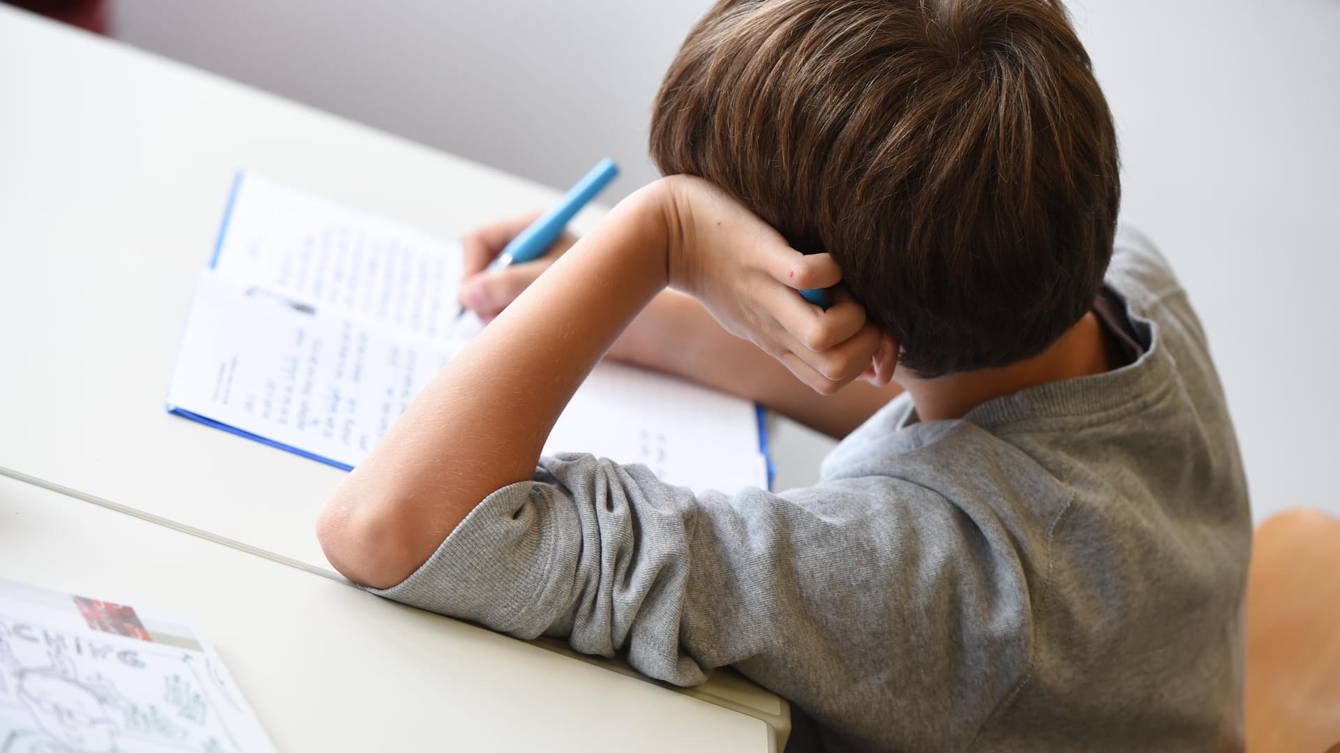 Erziehung: Zu viel Druck in der Erziehung kann nach hinten losgehen: Die Kinder wenden sich stärker ihrer Clique zu und lassen die Schule schleifen.