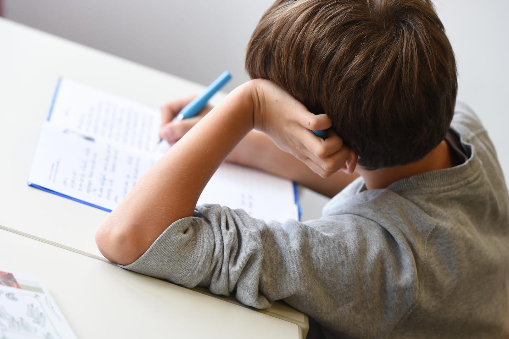 Erziehung: Zu viel Druck in der Erziehung kann nach hinten losgehen: Die Kinder wenden sich stärker ihrer Clique zu und lassen die Schule schleifen.