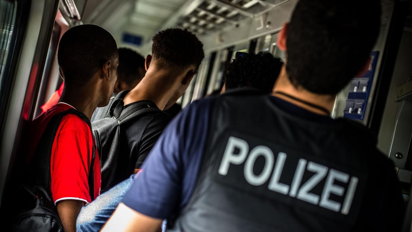 Die Bundespolizist kontrolliert nahe der Grenze zu Österreich einen Eurocity auf unerlaubt eingereiste Flüchtlinge.