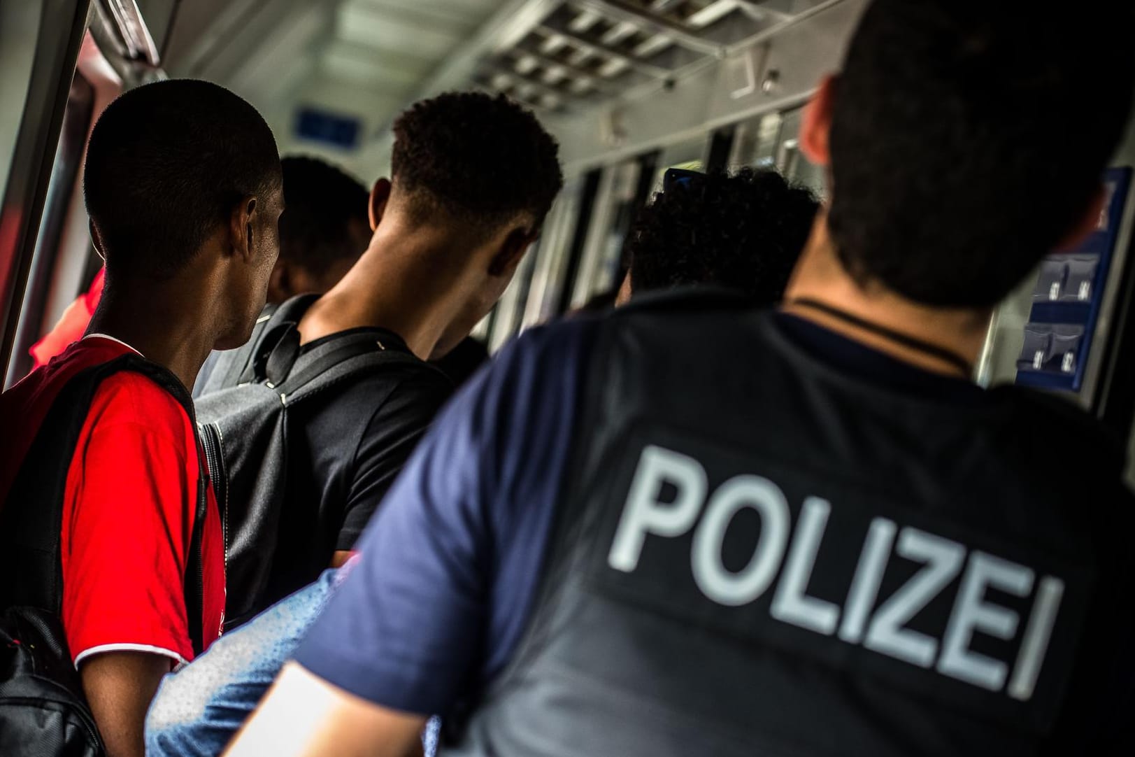 Die Bundespolizist kontrolliert nahe der Grenze zu Österreich einen Eurocity auf unerlaubt eingereiste Flüchtlinge.