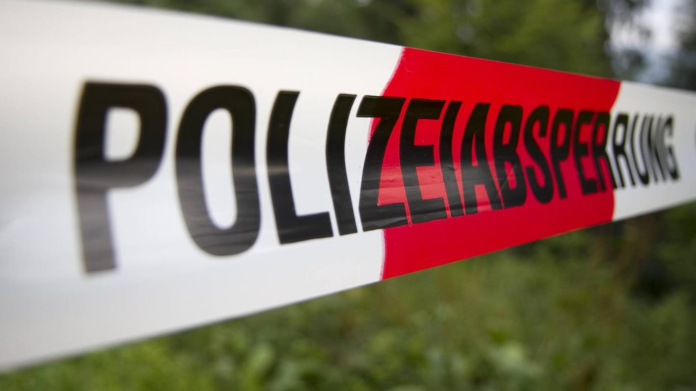 Das Areal um die Berufsschule in Borsdorf ist nach einer Bombendrohung weiträumig abgesperrt.