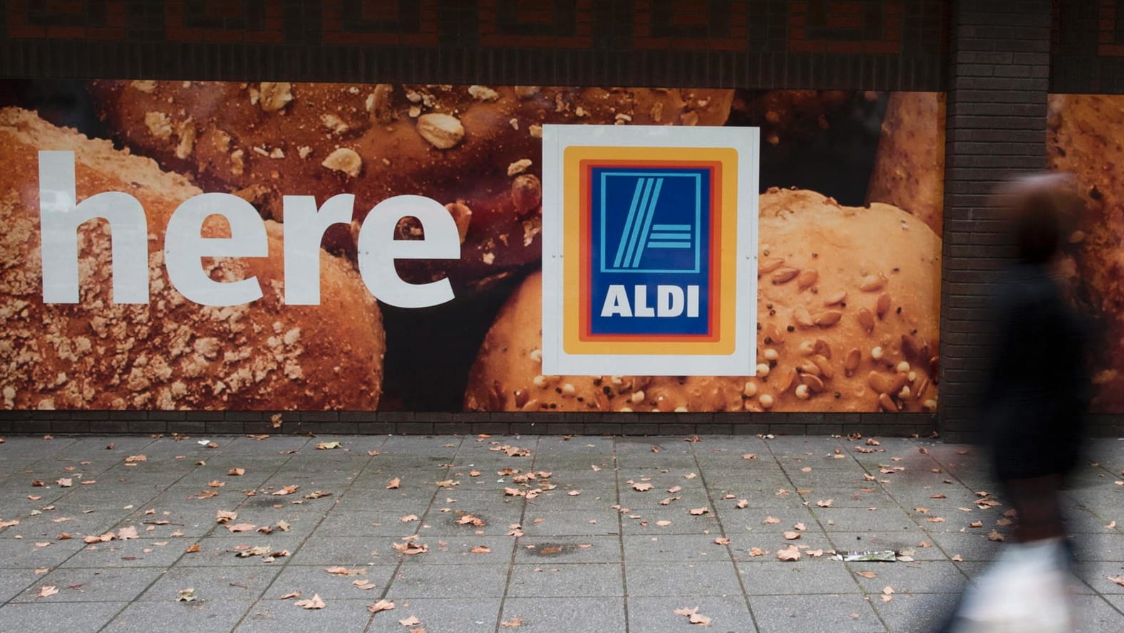 Eine Frau vor einem Aldi-Supermarkt in London. Eine Frau vor einem Aldi-Supermarkt in London.