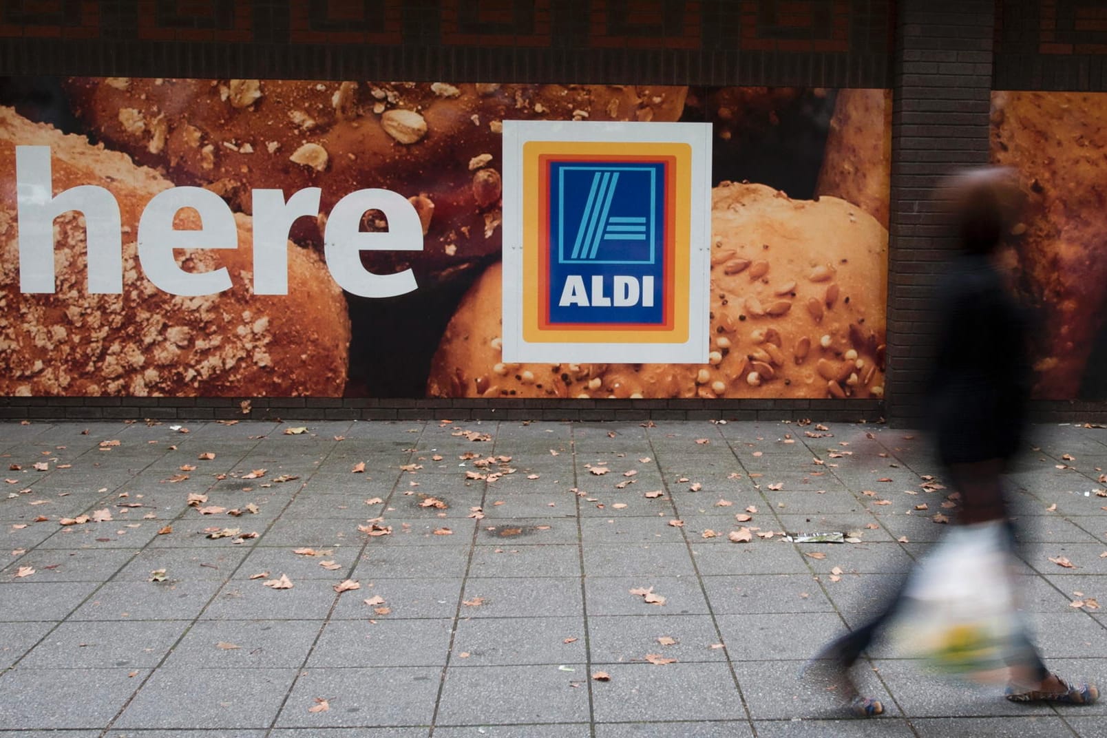 Eine Frau vor einem Aldi-Supermarkt in London. Eine Frau vor einem Aldi-Supermarkt in London.