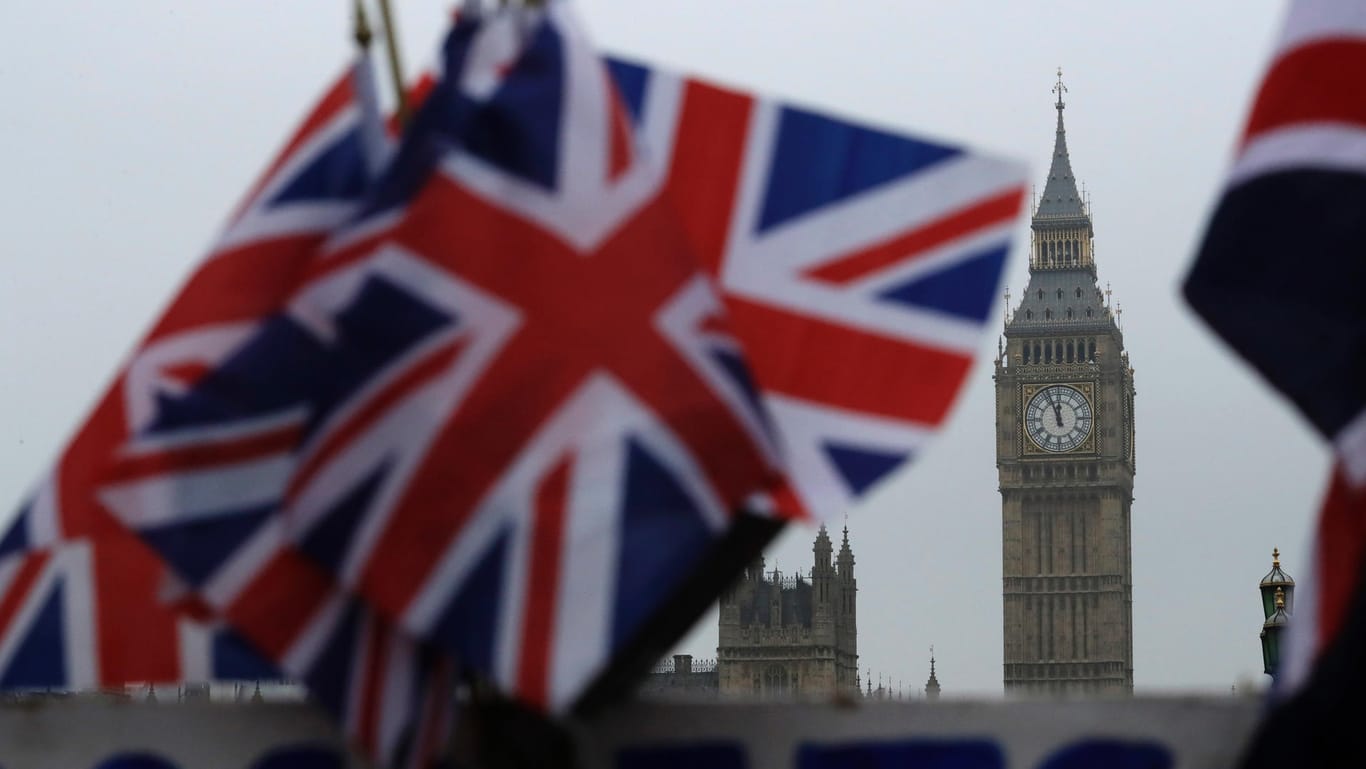 Britische Flaggen wehen in der Nähe des berühmten Uhrturms Big Ben in London.