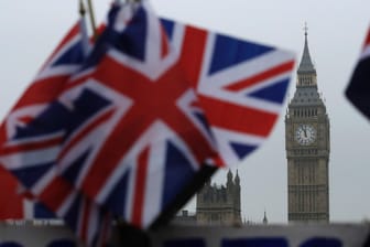 Britische Flaggen wehen in der Nähe des berühmten Uhrturms Big Ben in London.