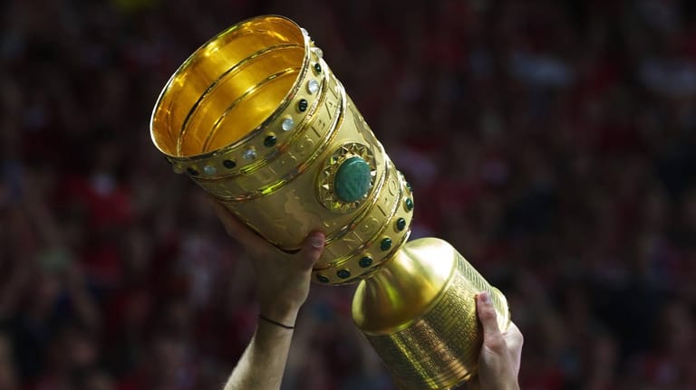 Ihn wollen alle in die Luft stemmen: den DFB-Pokal.