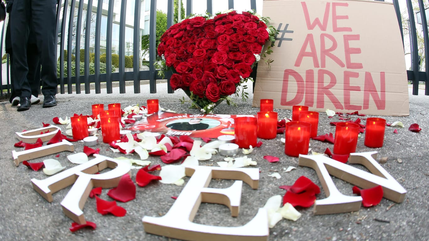 Angehörige und Freunde erinnern am 2. Mai 2014 vor dem US-Konsulat in Hamburg an den in den USA erschossenen Gastschüler Diren (Archivfoto).