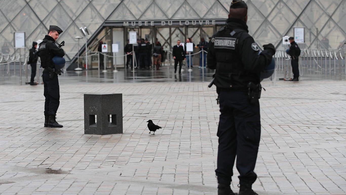 Nach den Schüssen vor dem Louvre in Paris sichern Polizisten den Platz vor dem Museum (Archivfoto).