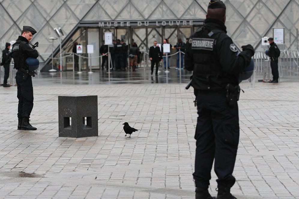 Nach den Schüssen vor dem Louvre in Paris sichern Polizisten den Platz vor dem Museum (Archivfoto).
