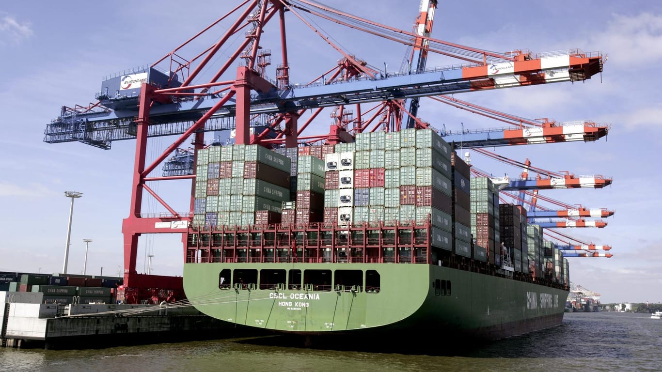 Containerterminal im Hafen von Hamburg.