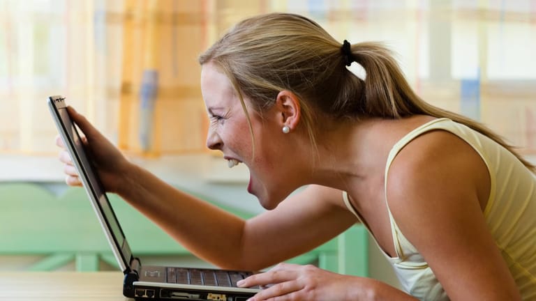 PC-Nutzerin sitzt vor ihrem Computer