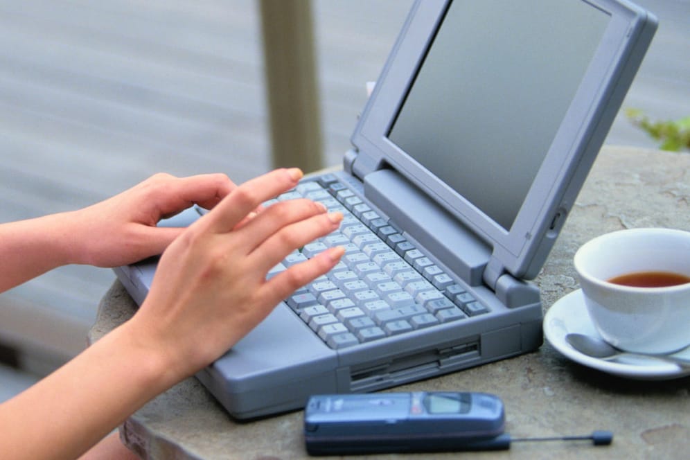 Ohne Notebook oder PC war Surfen im Internet früher undenkbar – ein Rückblick.