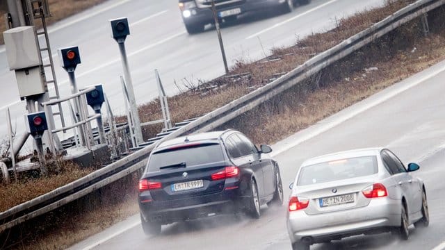 Autos passieren auf der Autobahn 3 am Dreieck Heumar in Köln eine Blitzeranlage. Autos passieren auf der Autobahn 3 am Dreieck Heumar in Köln eine Blitzeranlage.