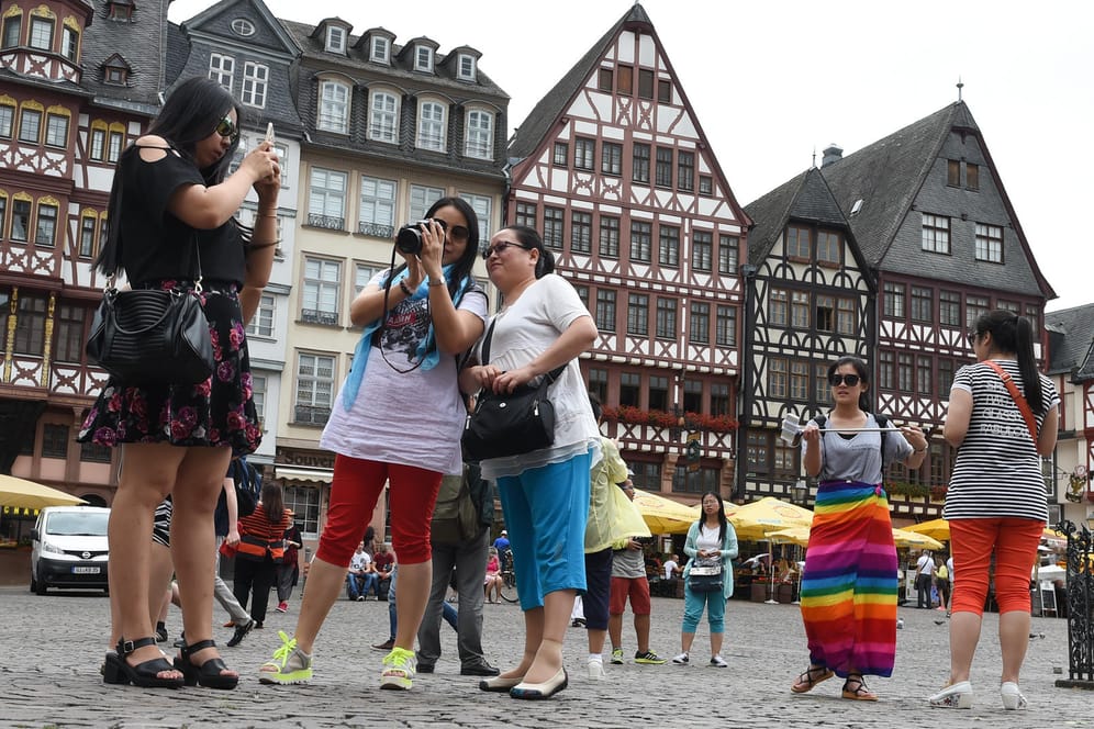 Chinesische Touristen auf dem Römerberg in Frankfurt am Main.