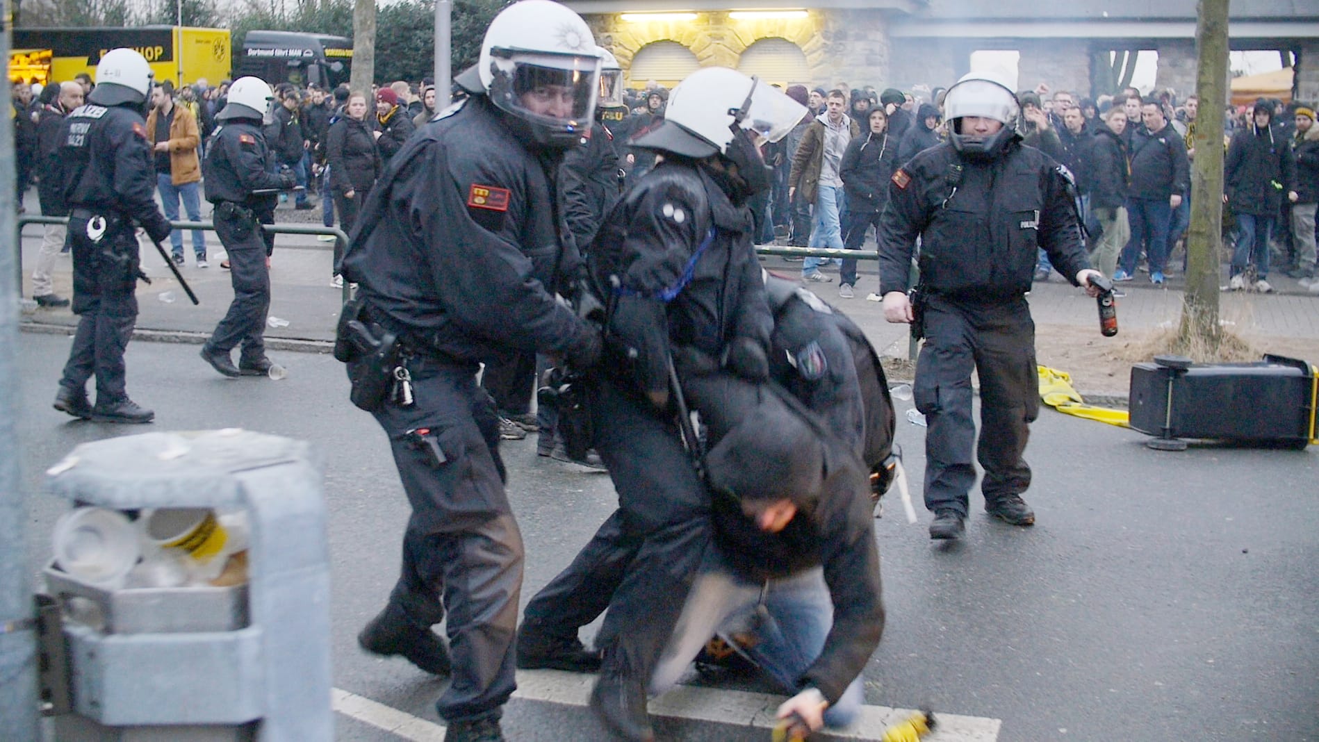 Polizei-Einsatz: Beamte musste in Dortmund massiv gegen randalierende Borussia-Fans vorgehen. Polizei-Einsatz: Beamte musste in Dortmund massiv gegen randalierende Borussia-Fans vorgehen.