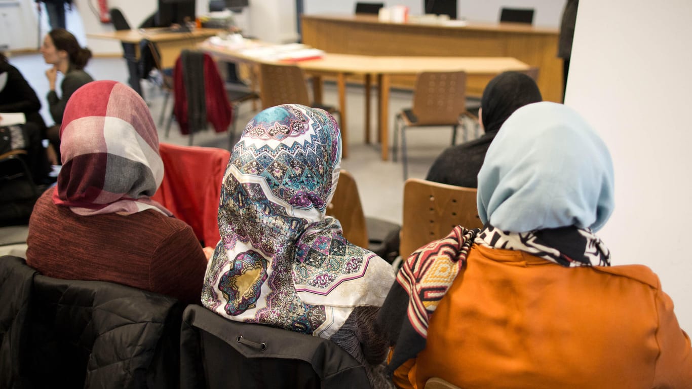 Nach Ansicht des Landesarbeitsgerichts ist eine muslimische Lehrerin in Berlin aufgrund ihres Kopftuches zu Unrecht benachteiligt worden.