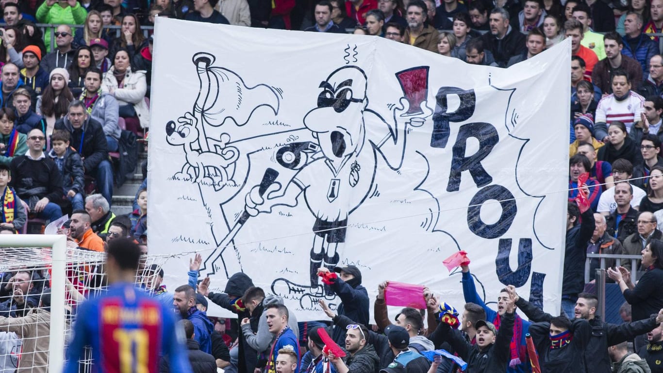 Barcelona-Fans protestierten im Pokalspiel gegen Atlético gegen den Schiedsrichter.